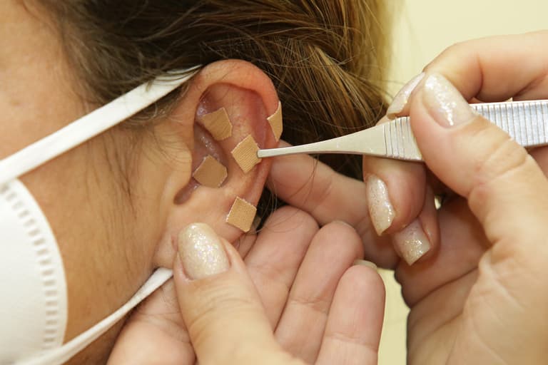 Prática de terapia oriental e acupressão