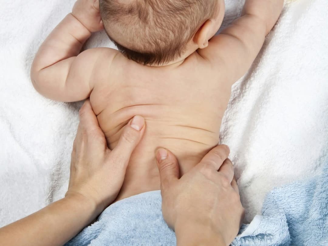 Massagem delicada em bebê